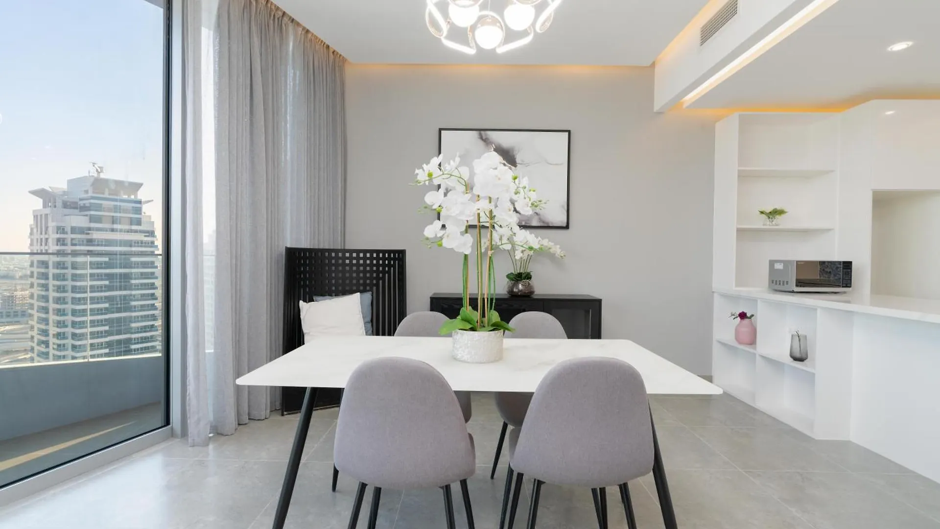 Chic Waterfront Escape With Stunning Views In Stella Maris, Dubai Marina Apartment
