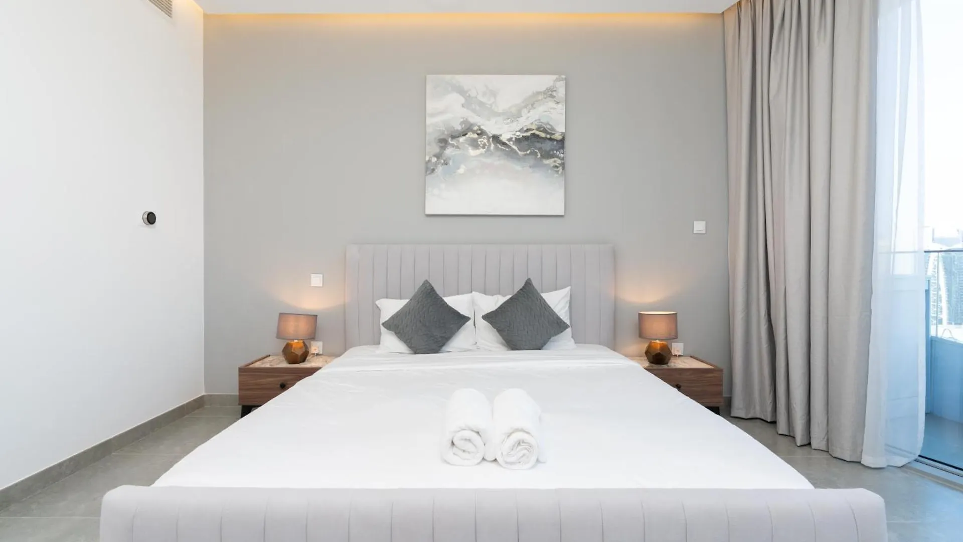 Chic Waterfront Escape With Stunning Views In Stella Maris, Dubai Marina Apartment