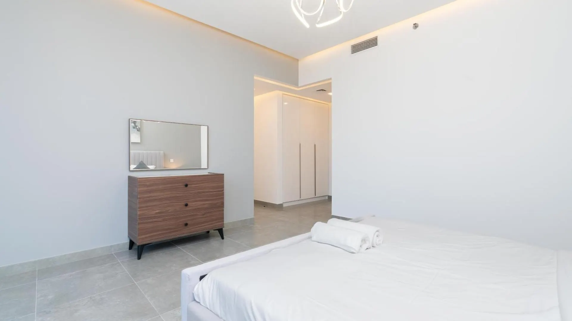 Chic Waterfront Escape With Stunning Views In Stella Maris, Dubai Marina Apartment