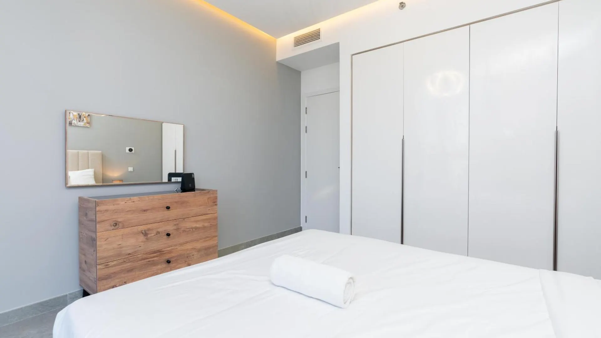 Chic Waterfront Escape With Stunning Views In Stella Maris, Dubai Marina Appartement
