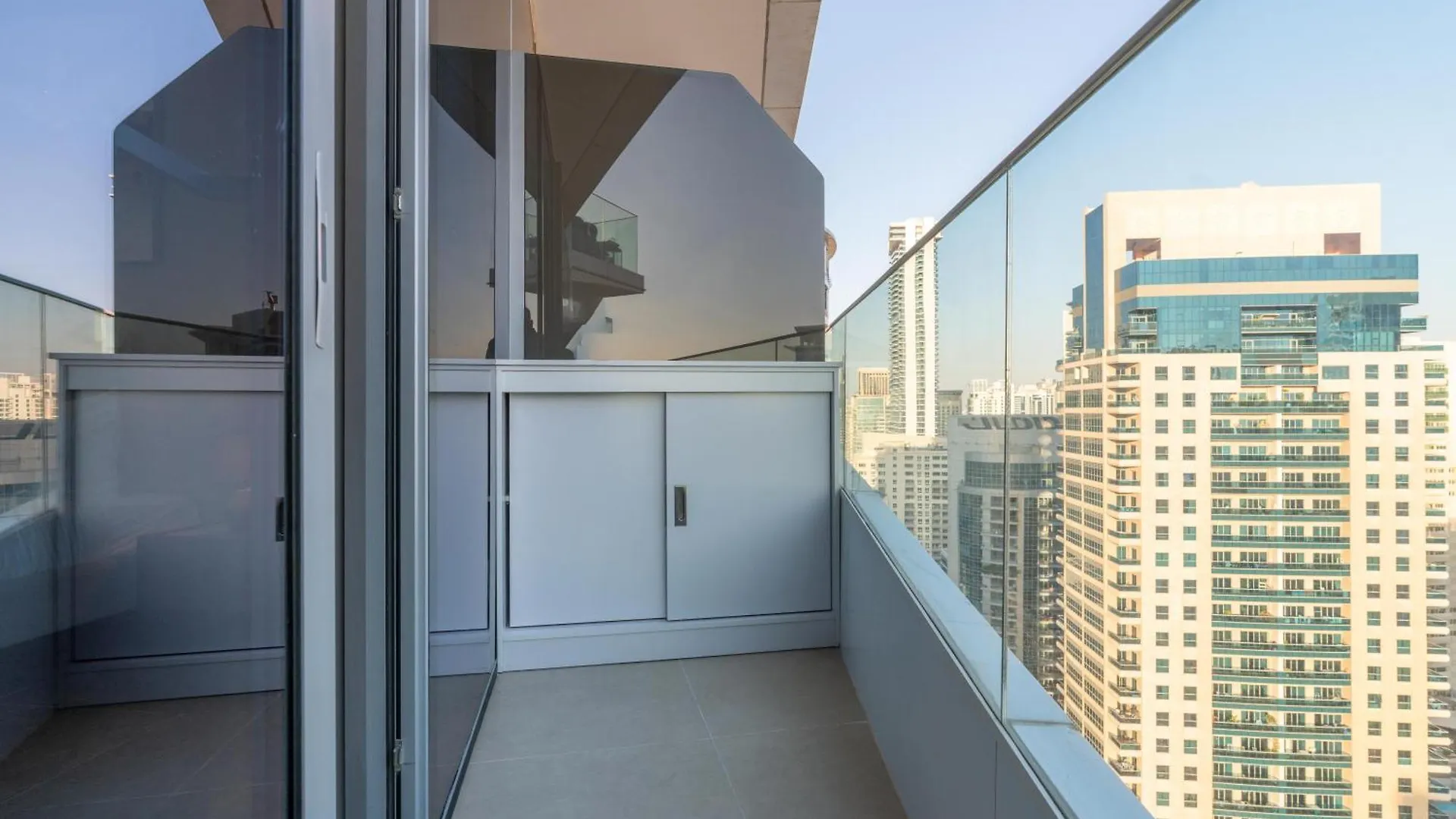 Chic Waterfront Escape With Stunning Views In Stella Maris, Dubai Marina Appartement