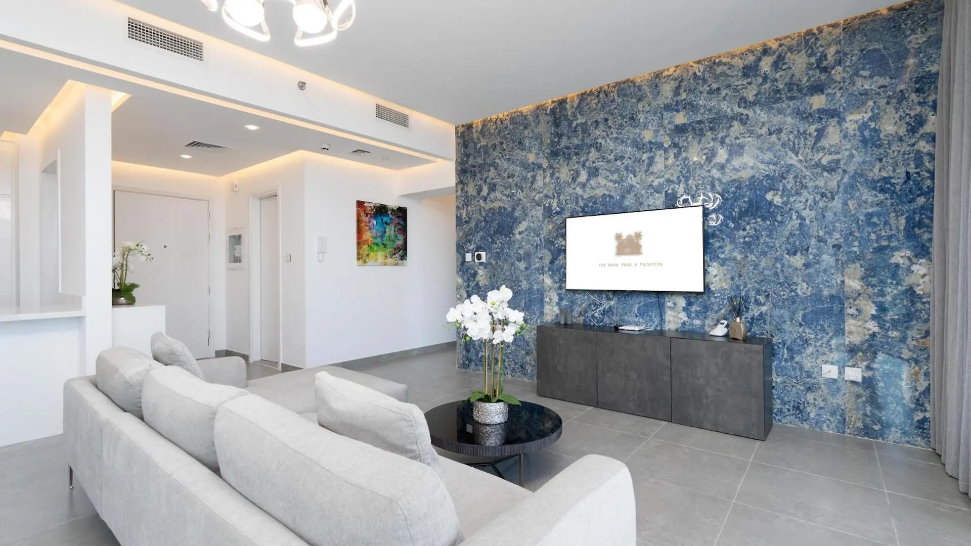 Chic Waterfront Escape With Stunning Views In Stella Maris, Dubai Marina Apartment