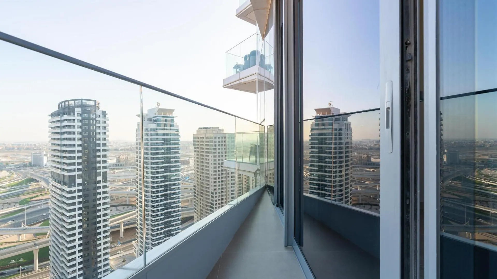 Chic Waterfront Escape With Stunning Views In Stella Maris, Dubai Marina Apartment