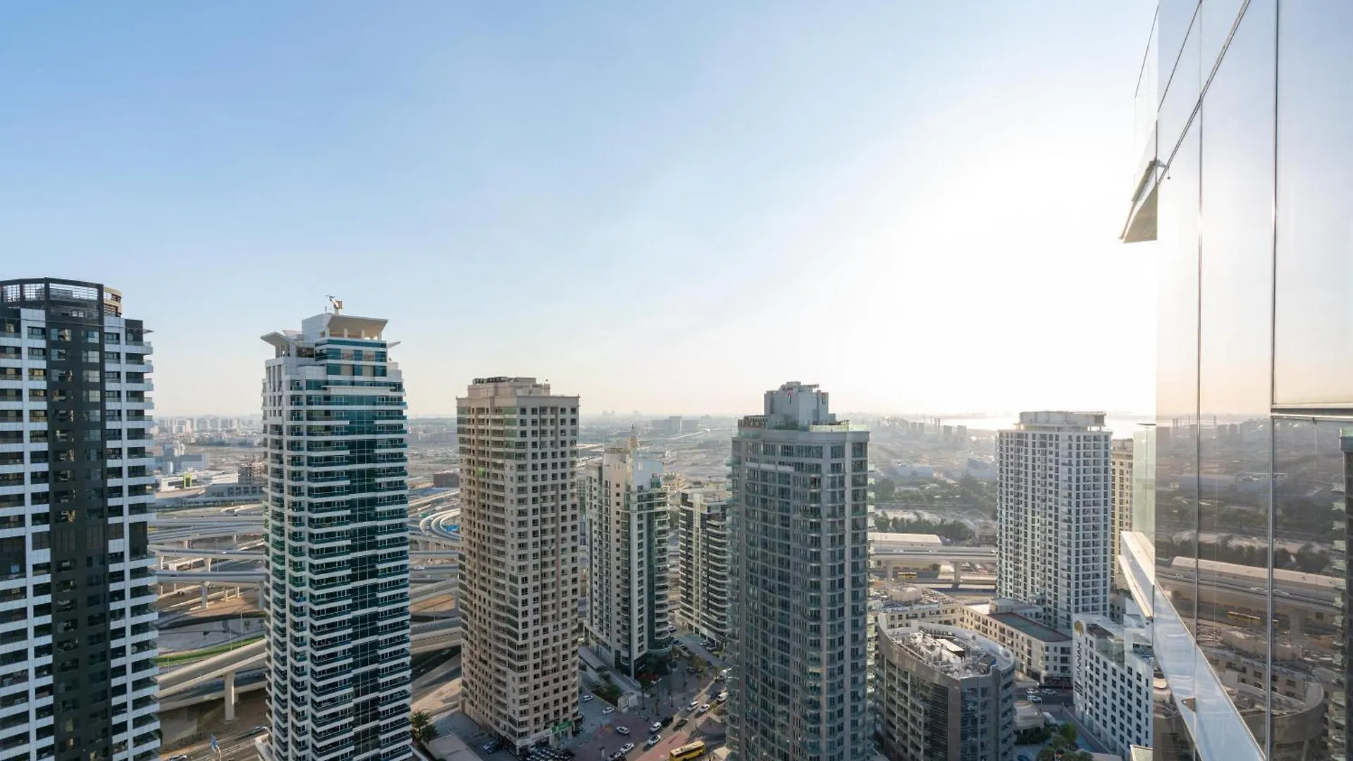 Chic Waterfront Escape With Stunning Views In Stella Maris, Dubai Marina Apartment
