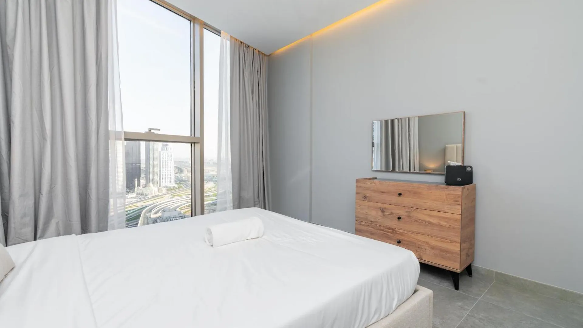 Chic Waterfront Escape With Stunning Views In Stella Maris, Dubai Marina Apartment