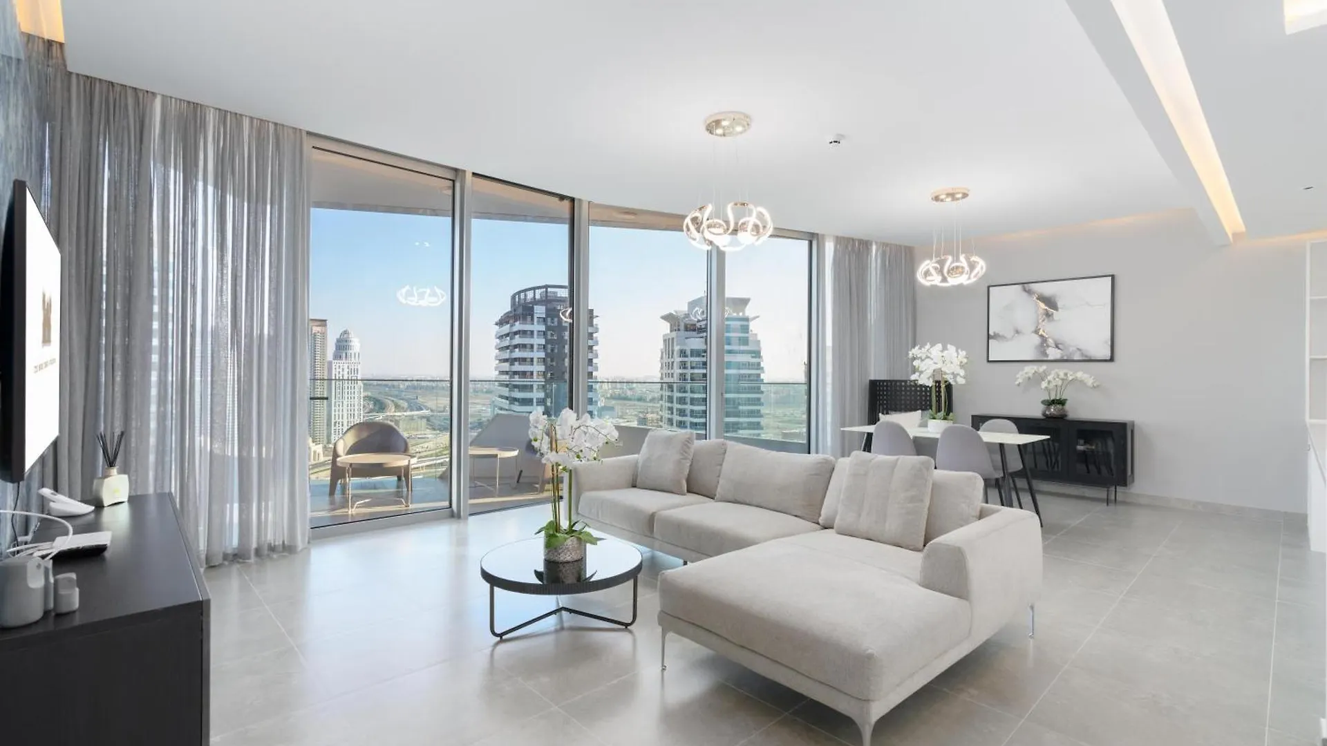 Chic Waterfront Escape With Stunning Views In Stella Maris, Dubai Marina Apartment