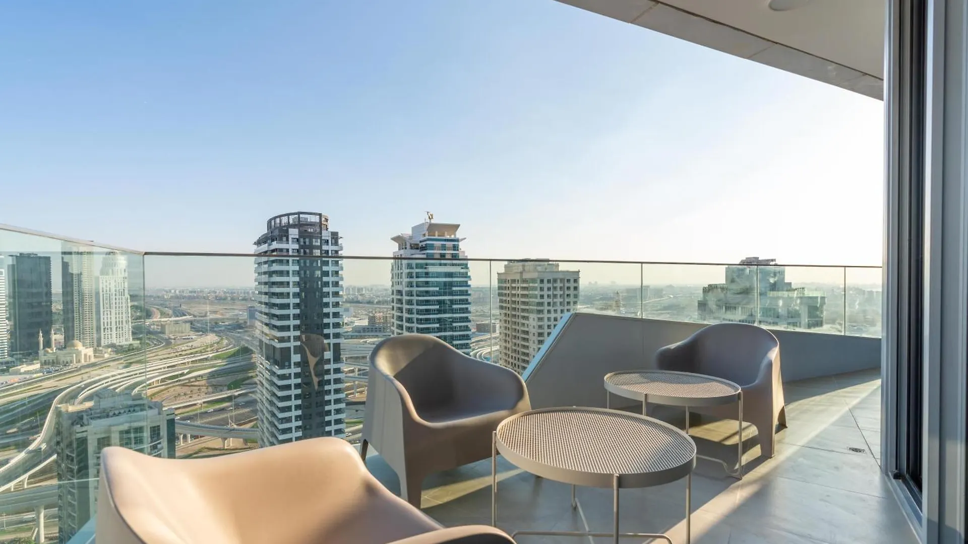 Chic Waterfront Escape With Stunning Views In Stella Maris, Dubai Marina Apartment